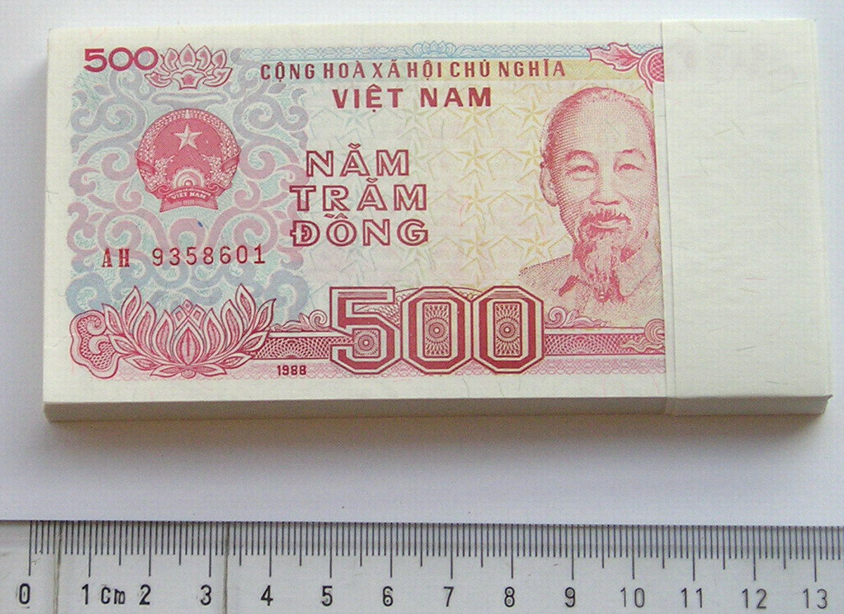 V8005, Vietnam 500 Dong Banknotes, 100 Pcs Bundle, 1988 UNC
