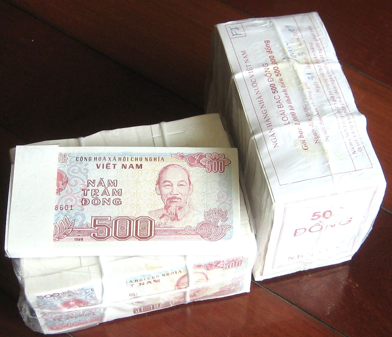 V8005, Vietnam 500 Dong Banknotes, 100 Pcs Bundle, 1988 UNC